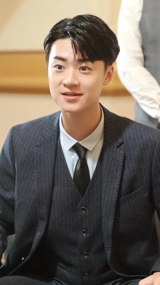 重生后白捡了一百亿封面图