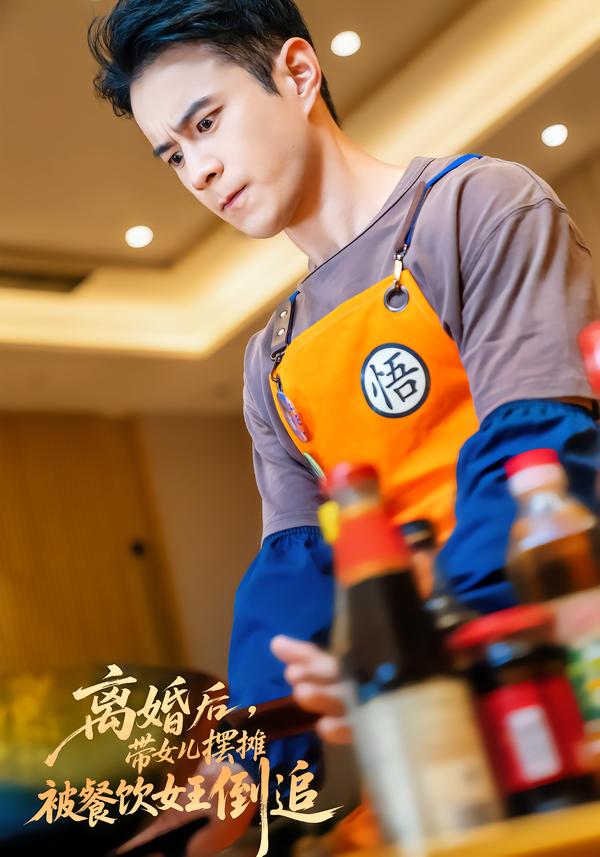 离婚后带女儿摆地摊被餐饮女王倒追